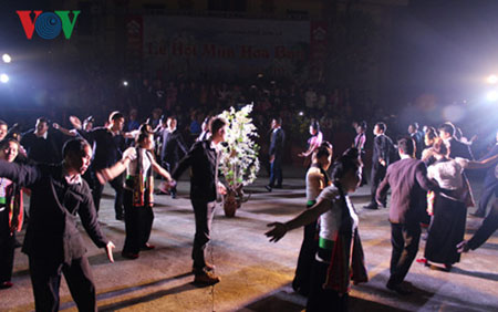 Tiết mục múa xòe tại lễ hội Mùa Hoa Ban.
